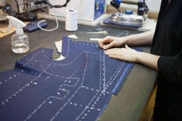Penjahit pattern making menggambar pada kain sebagai pattern